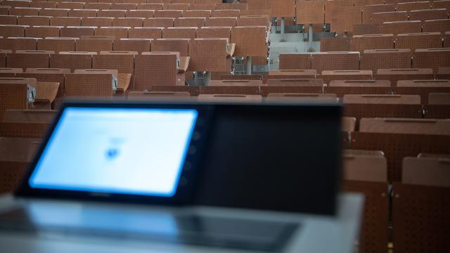 Un auditoire universitaire vide en raison de la pandémie de Covid-19. [Keystone - Sebastian Gollnow]