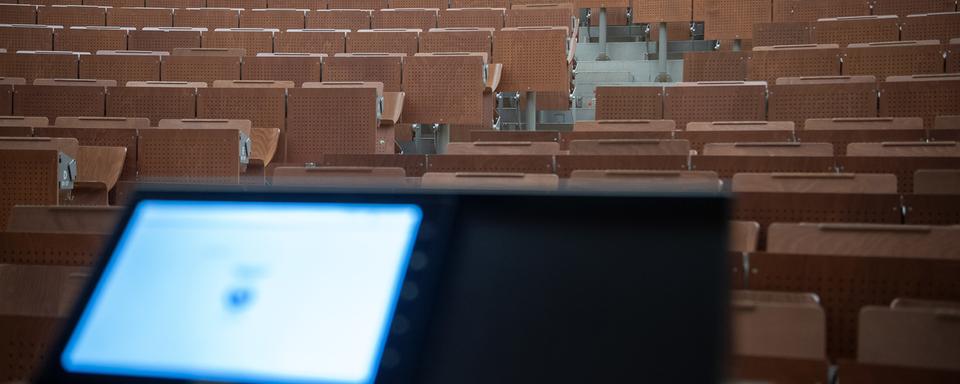 Un auditoire universitaire vide en raison de la pandémie de Covid-19. [Keystone - Sebastian Gollnow]