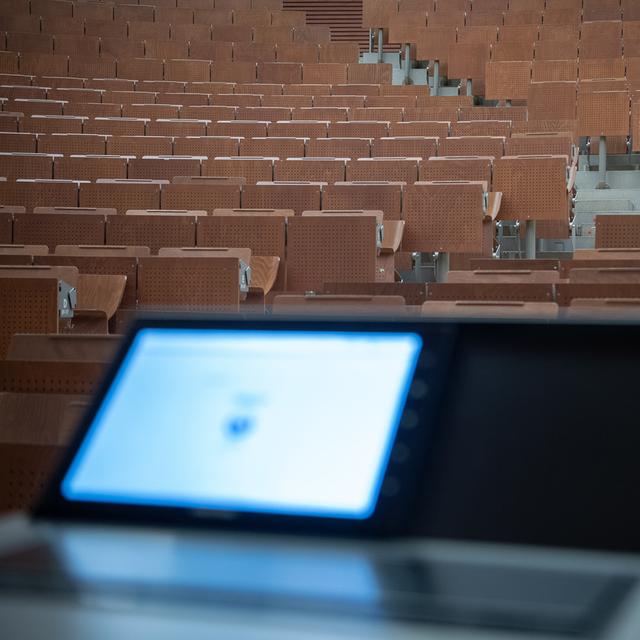 Un auditoire universitaire vide en raison de la pandémie de Covid-19. [Keystone - Sebastian Gollnow]