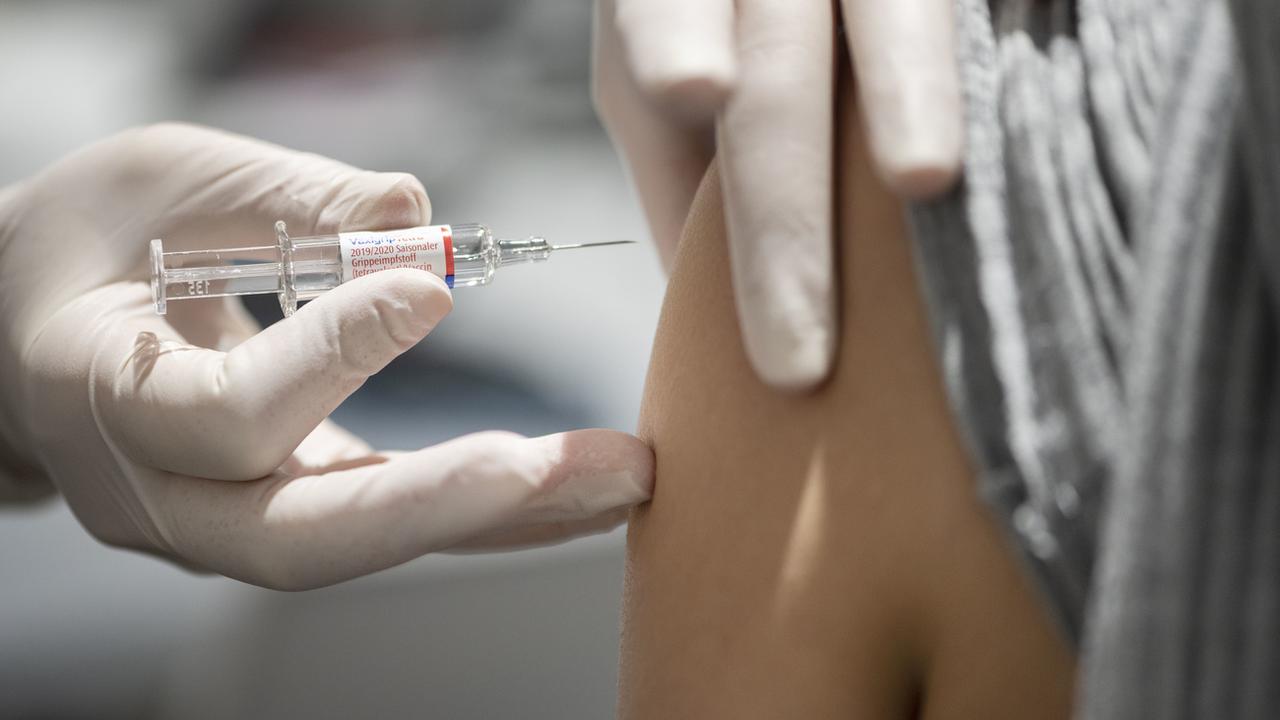 Une étude sur la vaccination contre le coronavirus ne peut être menée en Suisse: il manque huit millions de francs. [Keystone - Christian Beutler]
