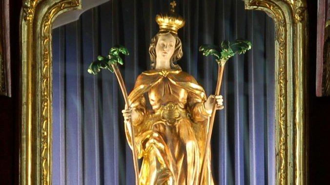 Statue de sainte Couronne, dans l'église de Sankt Corona am Wechsel, en Autriche. [wikipedia - Wolfgang Glock]