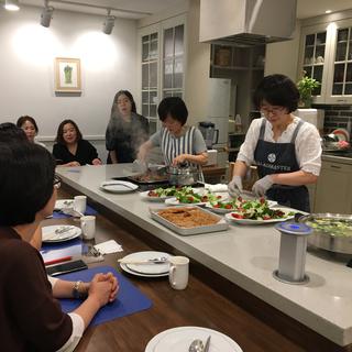 Nam Kyung-hee pendant un cours de cuisine. [RFI - Stéphane Lagarde]