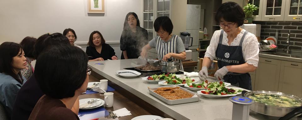 Nam Kyung-hee pendant un cours de cuisine. [RFI - Stéphane Lagarde]