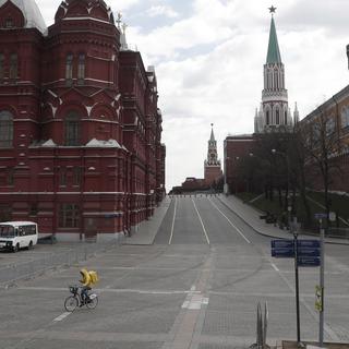 Le centre de Moscou dépeuplé le 23 avril 2020, alors que le confinement est prolongé à fin avril dans le pays. [Maxim Shipenkov]