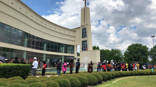 Du monde à Houston pour un hommage à George Floyd. [RTS - Raphaël Grand]