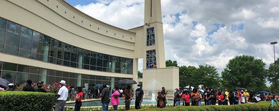 Du monde à Houston pour un hommage à George Floyd. [RTS - Raphaël Grand]