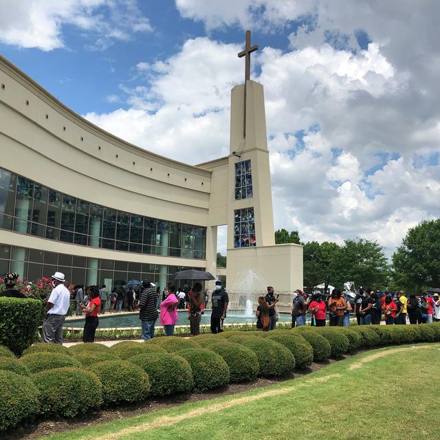 Du monde à Houston pour un hommage à George Floyd. [RTS - Raphaël Grand]