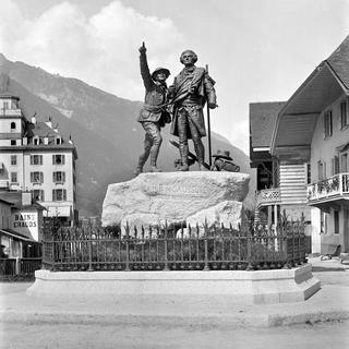 Monument à la mémoire d'Horace Bénédicte de Saussure (1740-1799), naturaliste et physicien suisse et Jacques Balmat (1762-1834), guide de montagne français, qui accomplirent les premières ascensions du Mont Blanc en 1786-1787. [Roger-Viollet via AFP]