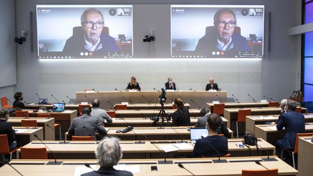 Dick Marty, co-président du comité d'initiative, s'exprime pour le lancement de la campagne du texte sur les multinationales responsables. [Keystone - Peter Schneider]