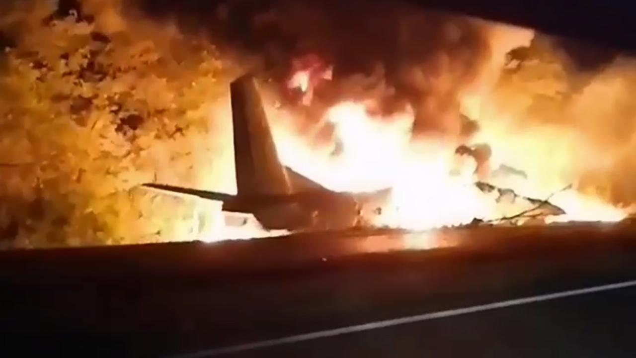 L'avion s'est enflammé après le crash. [Keystone - Emergency Situation Ministry via AP]