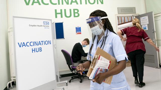 Le personnel soignant est sur le pied de guerre au centre de vaccination de l'Hôpital universitaire de Croydon, à Londres. [AFP - Dan Charity]