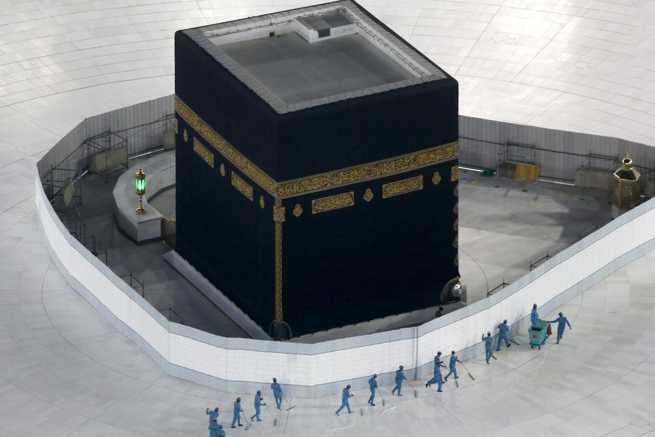 Des nettoyeurs désinfectent le sol autour de la Kaaba de la Mecque. Arabie Saoudite, le 7 mars 2020. [Keystone/ap photo - Amr Nabil]