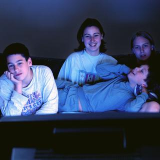 Des enfants et adolescents regardent la télévision. [AFP - Michel Bussy]