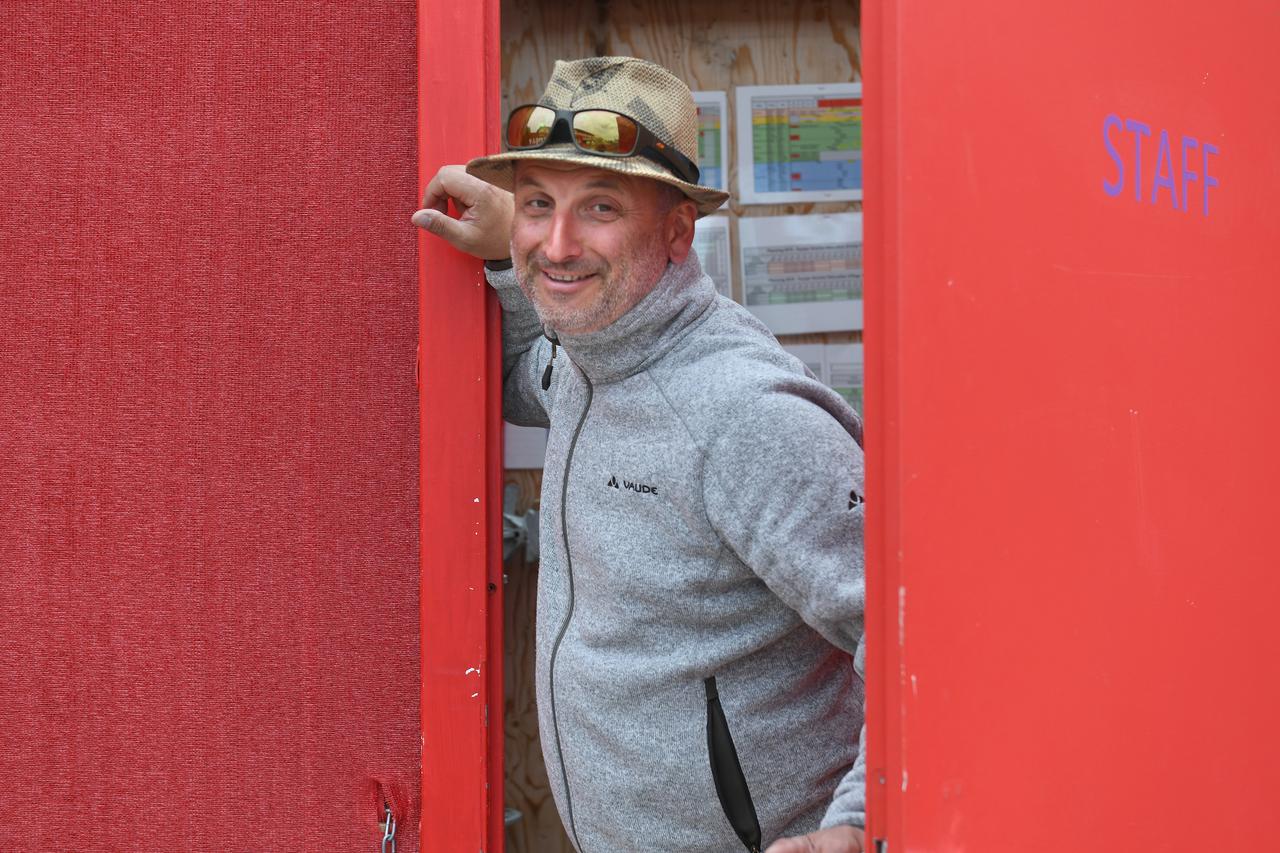 Luigi, responsable adjoint à la régie des stands de nourriture. [RTS - Thierry Parel]