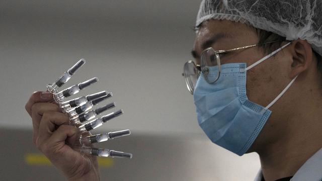 La Chine souhaite vacciner 50 millions de personnes d'ici février. [Keystone/AP Photo - Ng Han Guan]