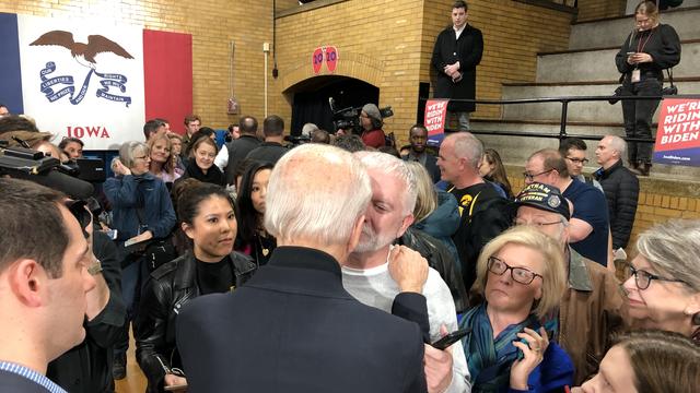 Le candidat démocrate américain Joe Biden rencontre les électeurs de l'Iowa. [RTS - Raphael Grand]