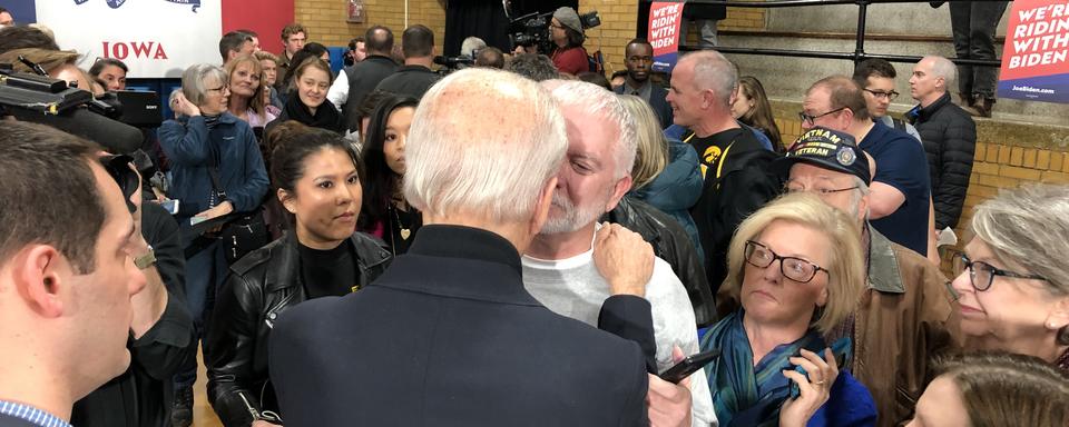 Le candidat démocrate américain Joe Biden rencontre les électeurs de l'Iowa. [RTS - Raphael Grand]