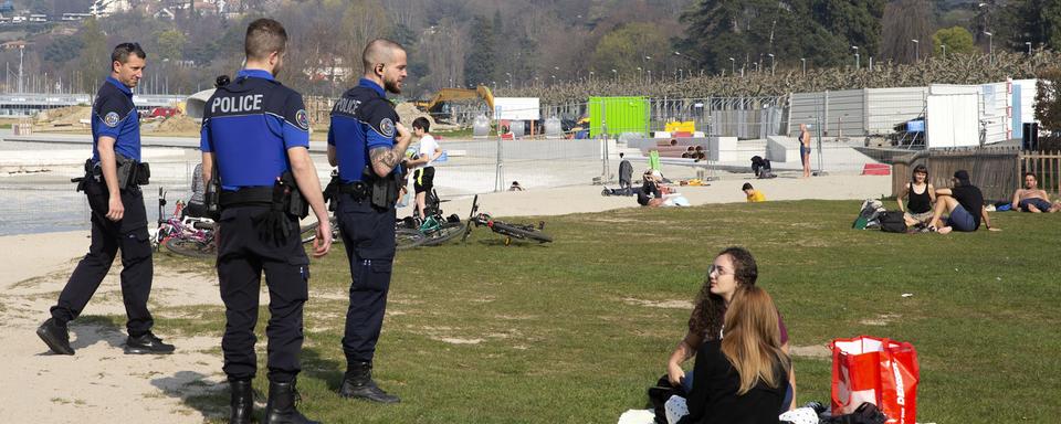 Des policiers genevois patrouillent au bord du lac à Genève le 28.03.2020. [Keystone - Salvatore Di Nolfi]