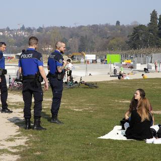 Des policiers genevois patrouillent au bord du lac à Genève le 28.03.2020. [Keystone - Salvatore Di Nolfi]