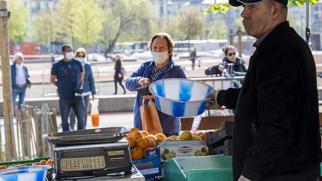 Le marché de Plainpalais à Genève, le jeudi 16 avril 2020. [Keystone - Martial Trezzini]