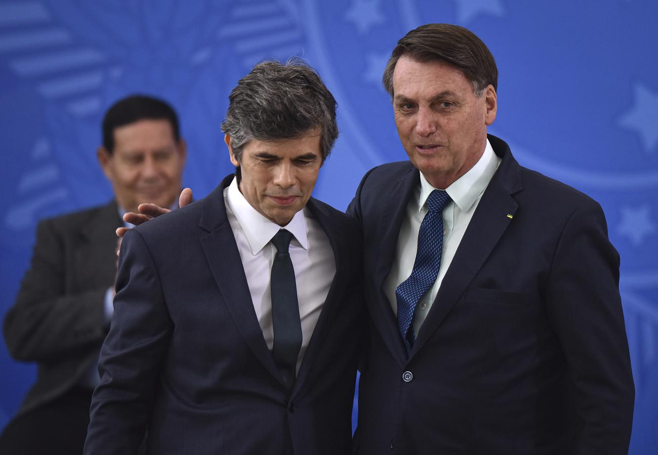 Le président brésilien Jair Bolsonaro (à droite) aux côtés de son nouveau ministre de la santé, Nelson Teich. Brasilia, le 17 avril 2020. [Keystone/AP photo - Andre Borges]
