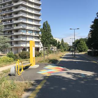 Les pistes "chronovélo" de Grenoble, véritable autoroutes cyclistes et les stations de regonflage des pneus. [RTS - Alexandre Habay]