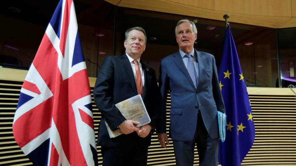 Les négociateurs britannique et européen David Frost et Michel Barnier. [afp - Olivier Hoslet]