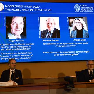 Le prix Nobel de physique a été attribué à un trio: Le Britannique Roger Penrose, l'Allemand Reinhard Genzel et l'Américaine Andrea Ghez. Ils ont été récompensés pour leurs travaux sur les trous noirs. [AFP - Fredrik SANDBERG / TT NEWS AGENCY]