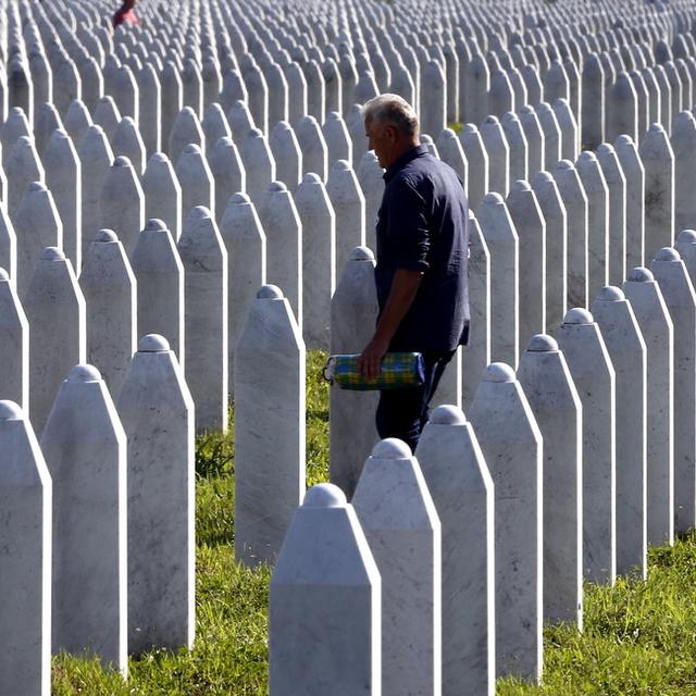 Les musulmans de Bosnie commémorent samedi le génocide de Srebrenica. [Keystone/EPA - Fehim Demir]