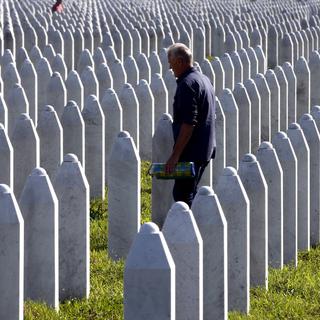 Les musulmans de Bosnie commémorent samedi le génocide de Srebrenica. [Keystone/EPA - Fehim Demir]