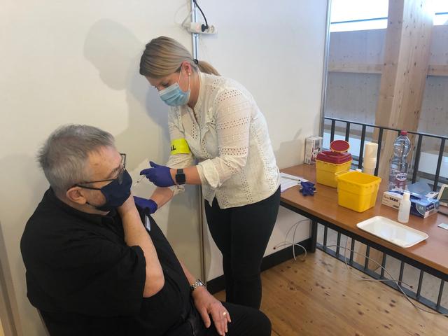 Jean-François Bueche, 75 ans, est le premier neuchâtelois à avoir été vacciné contre le Covid-19. [RTS - Deborah Sohlbank]