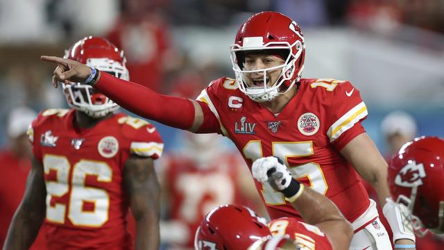 Mahomes (15), saqué 4 fois et intercepté 2 fois, a su relever la tête. [Doug Benc]