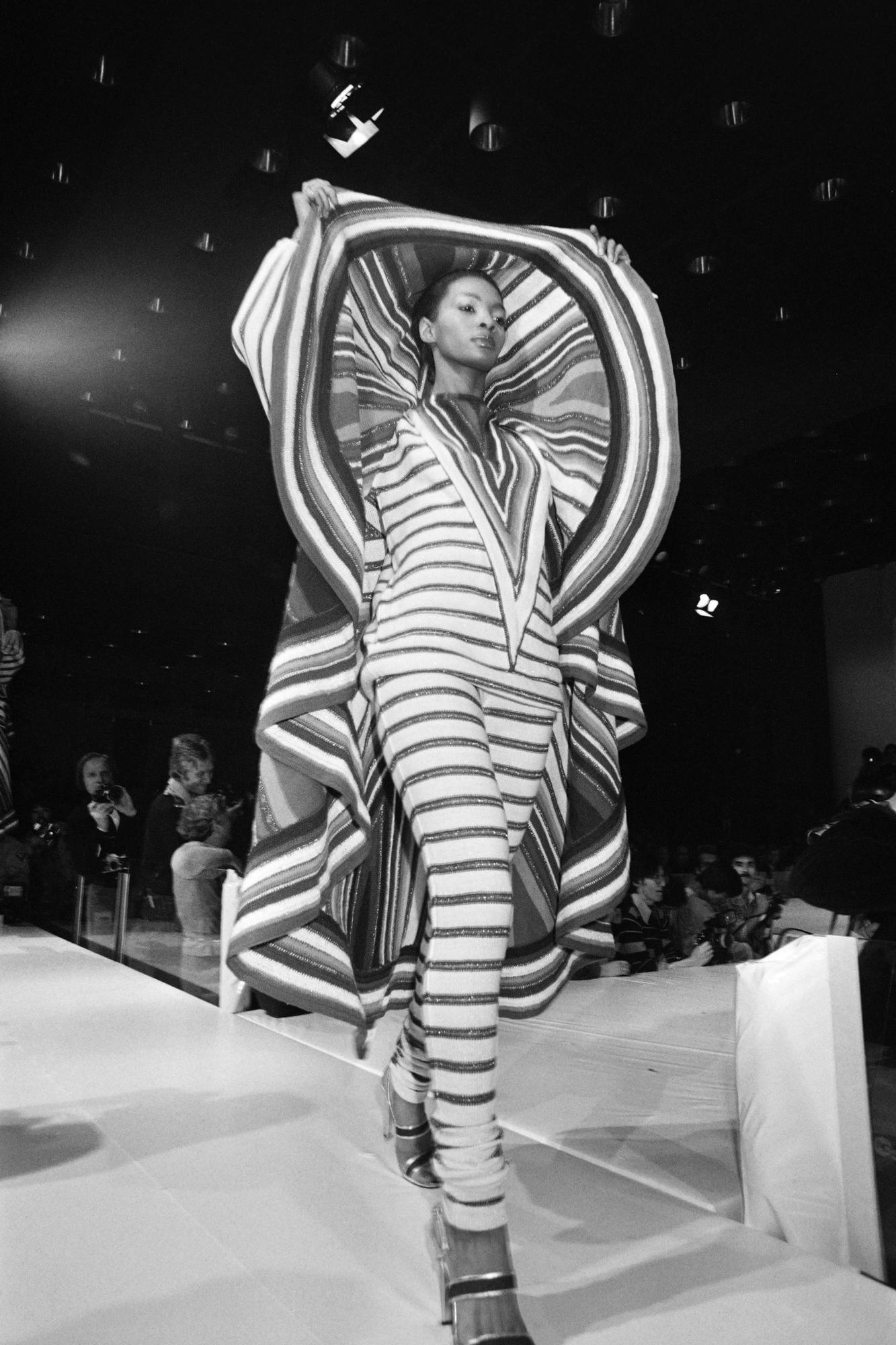 Une création de Yamamoto lors de son défilé parisien, en 1977. [AFP]