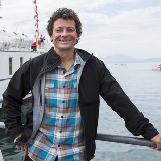 Le navigateur Steve Ravussin pose devant le bateau amiral La Suisse en 2016 à Morges. 
Cyril Zingaro 
KEYSTONE [Cyril Zingaro]