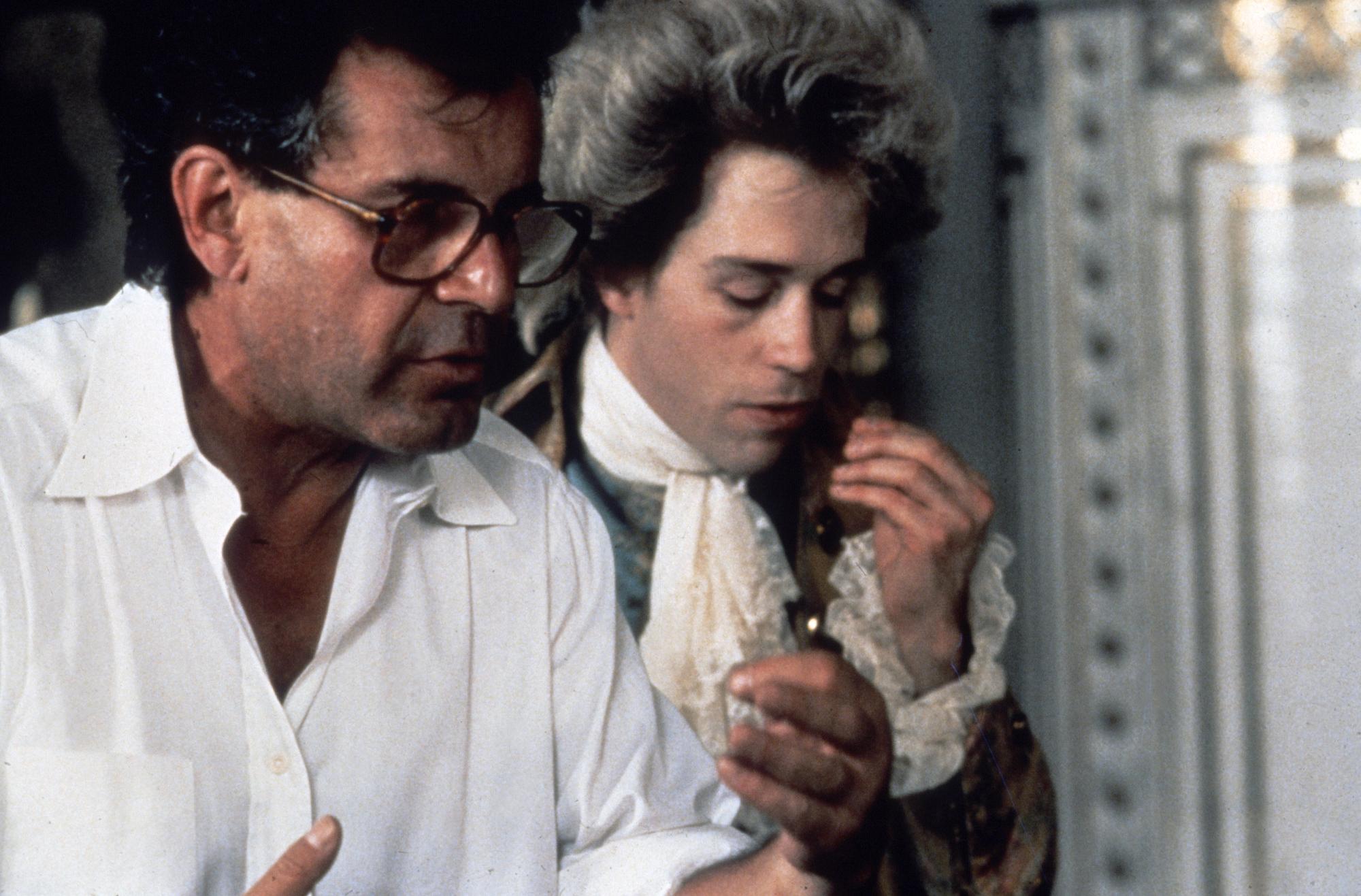 Le réalisateur Milos Forman (à gauche) avec l'acteur Tom Hulce sur le tournage du film "Amadeus". [Collection ChristopheL via AFP]