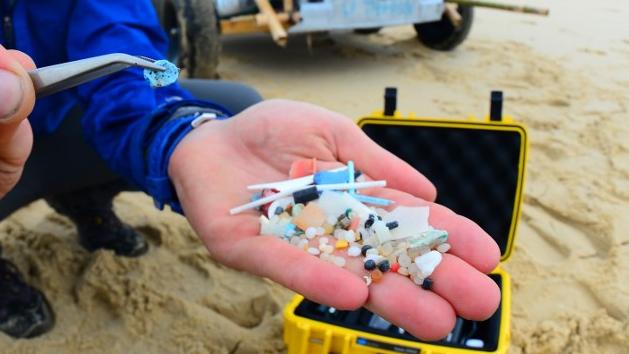 Entre 1950 et 2016, nos vêtements auraient lâché pas moins de 5,5 millions de tonnes de microparticules de plastique dans la nature, selon une étude. [afp - Mehdi Fedouach]