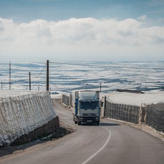 Un camion traverse ce que l'on appelle la "mer de plastique" constituée de dizaine de milliers de serres d exploitations agricoles qui s'étendent à perte de vue dans le sud-est de l'Espagne. El Ejido. 7 février 2019. [AFP - Benjamin Mengelle / Hans Lucas]
