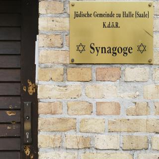 Des impacts de balles visibles sur la porte d'une synagogue en Allemagne. [Keystone/AP Photo - Markus Schreiber]