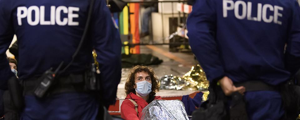 La police cantonale bernoise a fait évacuer la Place fédérale, occupée depuis lundi matin par des activistes du climat. [Keystone - Anthony Anex]