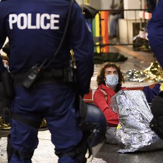 La police cantonale bernoise a fait évacuer la Place fédérale, occupée depuis lundi matin par des activistes du climat. [Keystone - Anthony Anex]