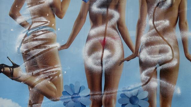 Les publicités sexistes sont parfois la cible d'actes de vandalisme, comme ici à Lucerne en 2003. [Keystone - Urs Flueeler]