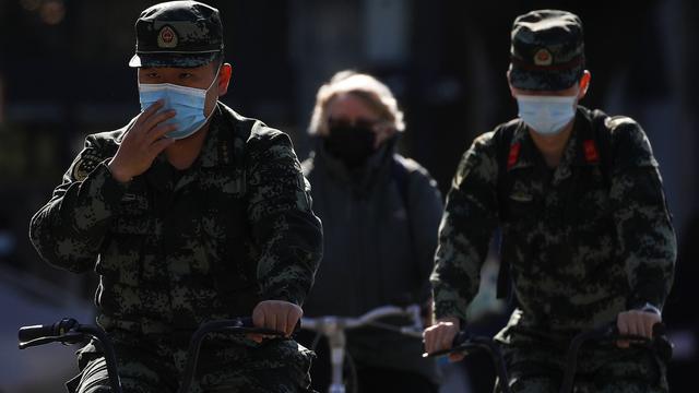 Des soldats chinois masqués dans les rues de Pékin. [Keystone/AP Photo - Andy Wong]