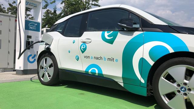 Un point de recharge rapide pour voiture électrique. [Keystone - Detlev Munz]