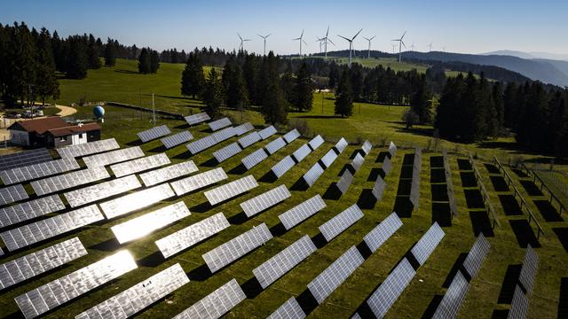 Le parc éolien et l'installation de panneaux solaires du Mont-Soleil à Saint-Imier (JU), photographié ici en mai 2017. [Keystone - Valentin Flauraud]