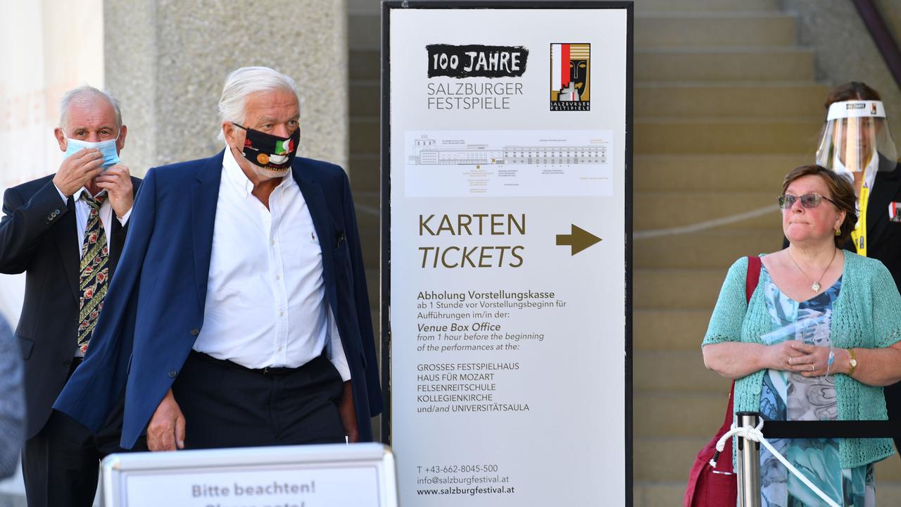 Des spectateurs du Festival de Salzbourg le 1er août 2020 avant une représentation d'"Elektra" de Richard Strauss. [AFP - BARBARA GINDL]