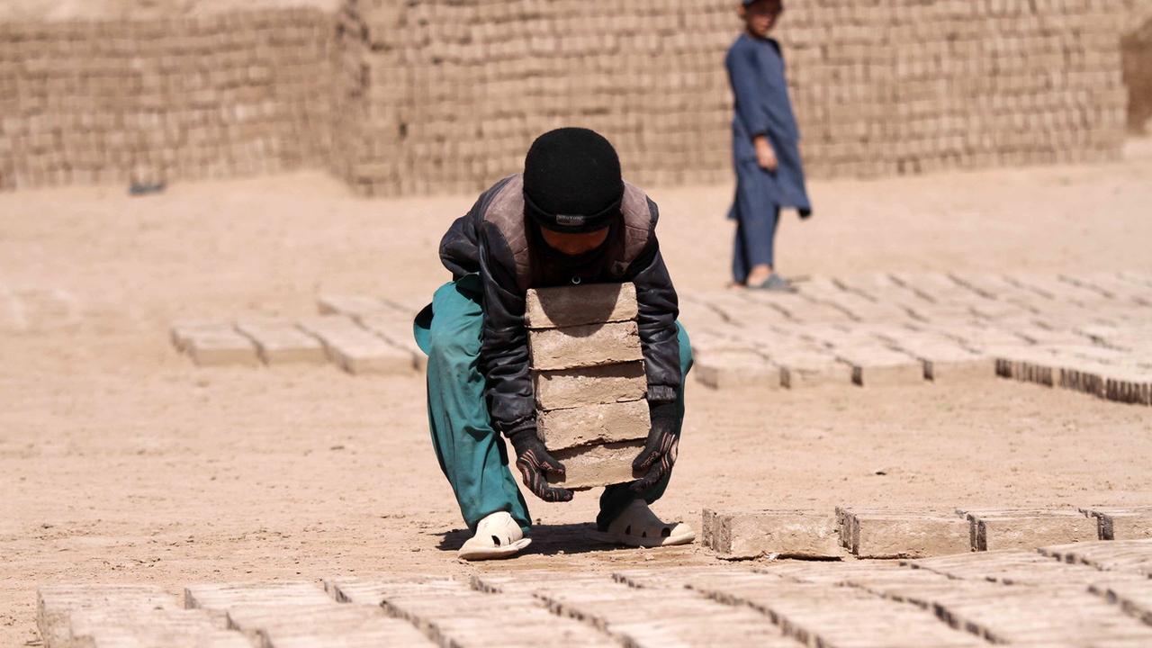 Ces enfants travaillent pour un fabricant de briques en Afghanistan, pays qui figure en queue de liste de l'Index 2020 de KidsRights. [Jalil Rezayee]
