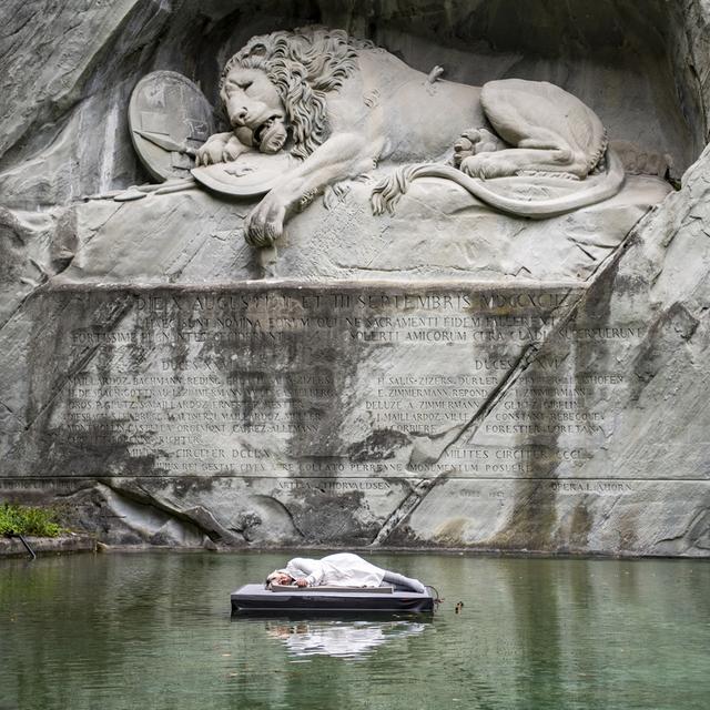 L'artiste Barbara Kiener dans une performance devant le Lion de Lucerne. [Keystone - Urs Flueeler]