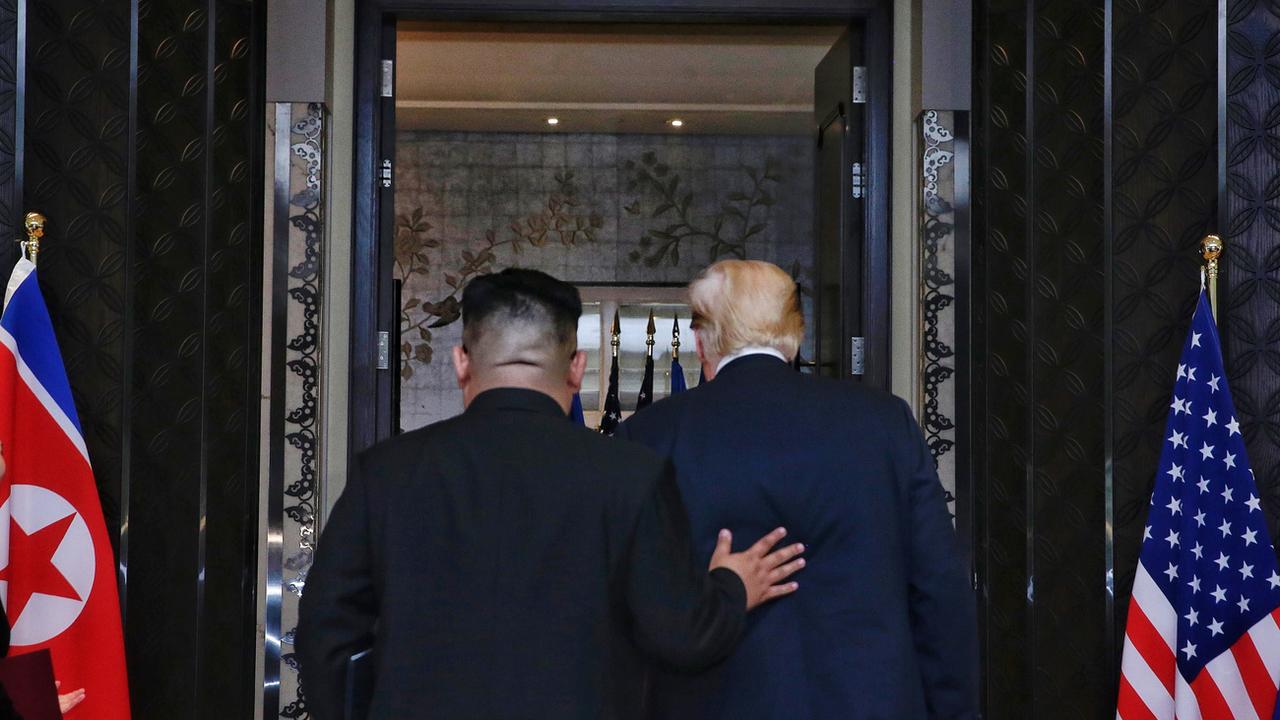 Kim Jong Un et Donald Trump lors de leur rencontre en juin 2018 à Singapour. [Keystone - Kevin Lim/The Straits Times]