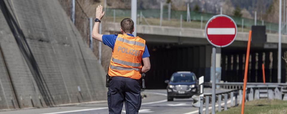 La police uranaise à l'entrée du tunnel du Gothard. [Keystone - Urs Flueeler]