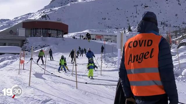 Reportage auprès des "Covid Angels", qui veillent au respect des mesures sanitaires sur les pistes.